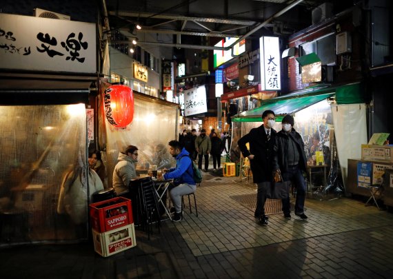 코로나19 긴급사태 선언을 앞둔 일본 도쿄 시내 유흥가에서 지난 5일 밤 시민들이 술자리를 갖고 있다. 로이터뉴스1