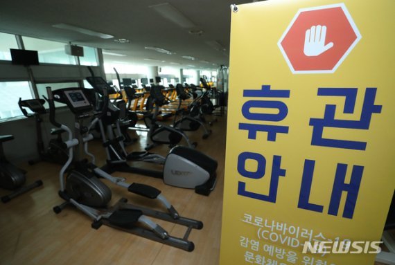 코스피가 사상 처음으로 3000선을 돌파한 6일 오전 서울 중구 명동 하나은행 딜링룸 전광판에 코스피 지수가 전일대비 26.84포인트(0.90%) 오른 3,017.41을 나타내고 있다. /사진=뉴스1