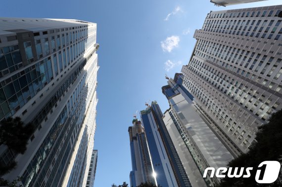 지난해 '8·2 부동산 대책' 이후 부산 지역 아파트 가격이 줄곧 하락세를 보이고 있다. 사진은 부산 해운대구의 한 아파트. 2018.9.27/뉴스1 © News1 여주연 기자