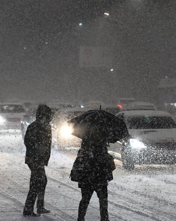 서울과 중부지역에 폭설이 내렸던 지난달 6일 서울 여의도에서 퇴근길 시민들이 제설이 제대로 되지 않은 길을 걸어가고 있다. /사진=김범석 기자