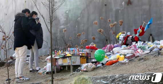 5일 경기 양평 하이패밀리 안데르센 공원묘지를 찾은 추모객이 입양 후 양부모에게 장기간 학대를 당해 숨진 16개월 영아 정인(가명)양을 추모하고 있다. © News1 박지혜 기자