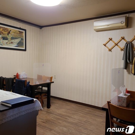 지난해 12월 26일 황운하 의원 등이 식사한 대전의 한 음식점 내부 모습. 테이블간 거리, 칸막이 등을 철저히 준수했다. (독자 제공) © 뉴스1