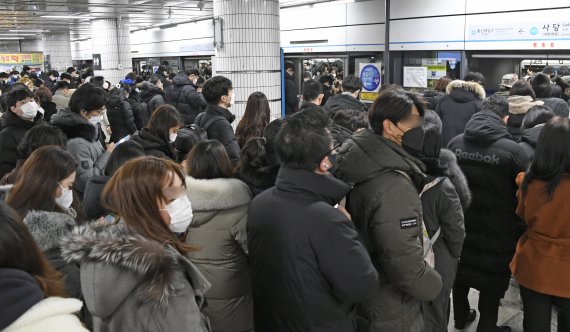 7일 오전 4호선 길음역 당고개행 차량 고장(전차선 단전 동반) 영향으로 사당역을 이용하는 출근길 시민들이 승강장에서 지연 운행되는 지하철을 기다리고 있다. 사고 열차는 현재 조치 완료되어 운행이 재개되고 있다. 사진=박범준 기자