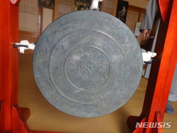 [창원=뉴시스] 보물 제2109호로 지정된 경남 함양군 등구사의 '미륵원명 청동북'의 미륵원반자전경.(사진=경남도 제공) 2021.01.07. photo@newsis.com