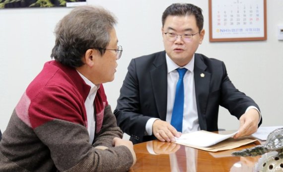 2019년 12월 송기헌 국회 법제사법위원회 간사(왼쪽)에게 세무사법 반대의견 설명하는 박종우 전 서울지방변호사회장.
