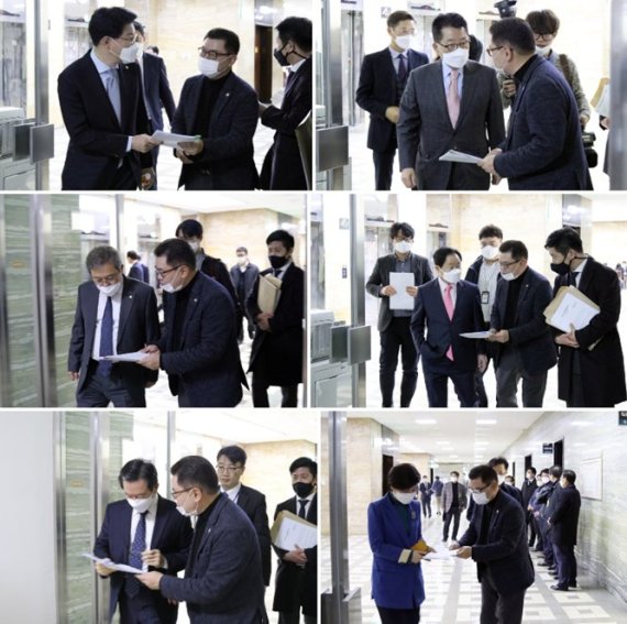 지난해 3월 4일 법제사법위원회 전체회의에 입장하는 법사위원들에게 세무사법반대의견서를 전달하는 박종우 전 서울지방변호사회장.