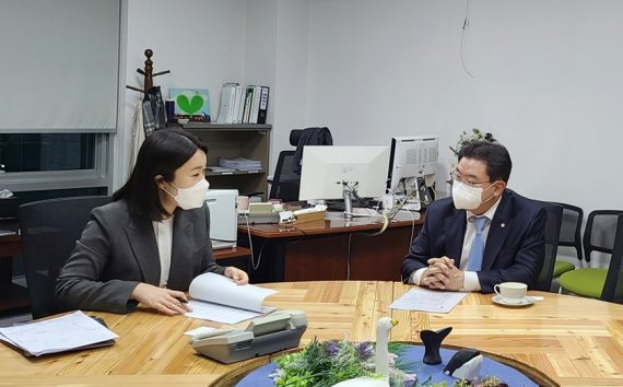 지난해 11월 이소영 의원에게 변리사법개정안에 대한 입장을 전달하고 있는 박종우 전 서울지방변호사회장(오른쪽).