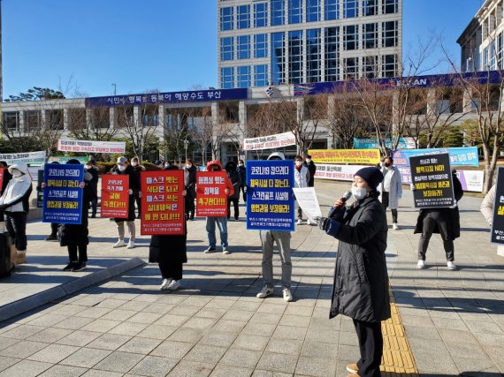 부산지역 스크린골프장 업주들은 지난 6일 부산시청 시민광장에서 스크린골프장이 영업을 재개할 수 있도록 방역 당국과 지자체가 조치를 취해달라며 집회를 개최했다. 업주들은 11일부터 1인 시위 및 집회를 전국으로 확대한다는 계획이다. / 사진=뉴시스