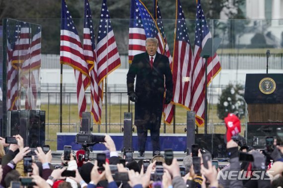 도널드 트럼프 미국 대통령이 6일(현지시간) 조 바이든 당선인의 승리를 뒤엎을 것을 요구하는 지지자들의 워싱턴 집회에 참석해 연설하고 있다. /뉴시스