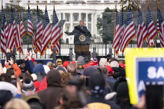 도널드 트럼프 미국 대통령이 6일(현지시간) 워싱턴DC 백악관 인근 엘립스 공원에서 열린 집회에서 대선 불복 연설을 하고 있다. 이날 연설 뒤 지지자들은 미 연방의회 의사당으로 이동해 의회를 점령했다. AP뉴시스