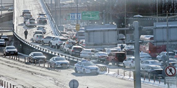 전국적으로 폭설을 동반한 강력한 한파가 이어진 7일 오전 서울 이수교차로 부근 동작대로 고가도로가 밤사이 내린 눈으로 얼어붙어 차량정체를 빚고 있다. 사진=박범준 기자