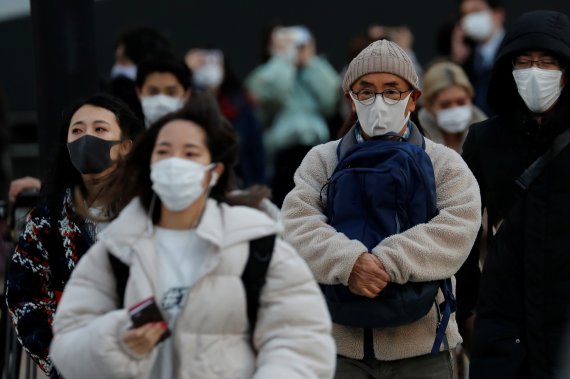 7일 일본 도쿄에서 행인들이 마스크를 쓴 채 길을 걷고 있다. 로이터 뉴스1