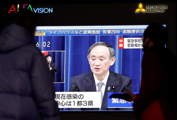 지난 7일 오후 6시 도쿄권에 긴급사태를 선언하고 있는 스가 요시히데 총리의 모습이 TV화면을 통해 나오고 있다. 로이터 뉴스1