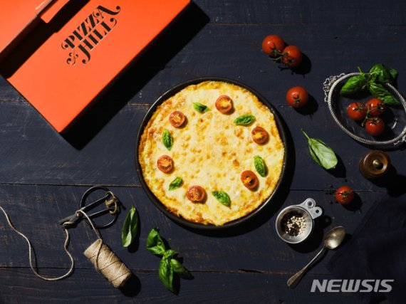 [서울=뉴시스]워커힐 르파사쥬 마르게리타 피자 테이크아웃