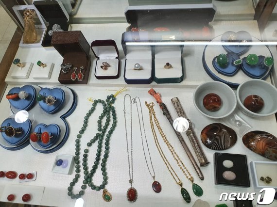 7일 오후 서울 종로구 종로3가의 한 전당포에 맡겨진 물건들 © 뉴스1 김유승 기자