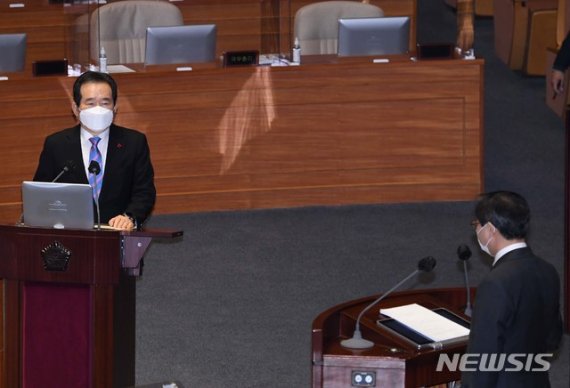 정세균 국무총리가 8일 오전 서울 여의도 국회 본회의장에서 열린 신종 코로나바이러스 감염증(코로나19) 방역 실태 및 백신 수급 현황 점검을 위한 긴급현안질문에 참석해 질의에 답하고 있다.