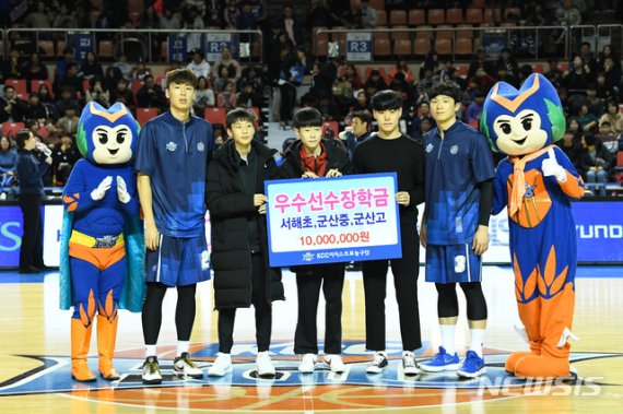 [서울=뉴시스]KCC, 불우이웃·유소년 위해 제2연고지 군산에 2000만원 쾌척 (사진 = 전주 KCC 제공)