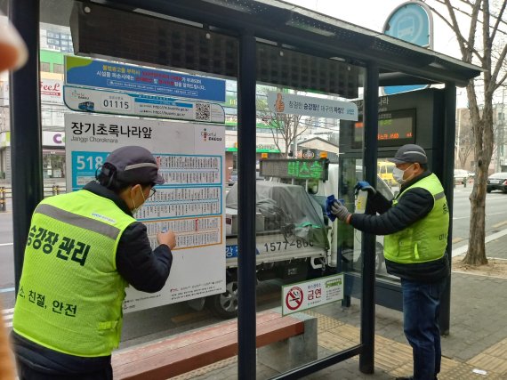 대구시설공단 직원들이 시내버스 승강장에서 '코로나19' 재확산 방지를 위해 시설물을 소독 및 청소하고 있다. 사진=대구시 제공