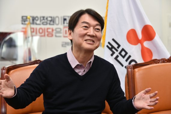 안철수 "입당 요구, 앞뒤 안 맞아..지지율 무시하면 안돼"[인터뷰]