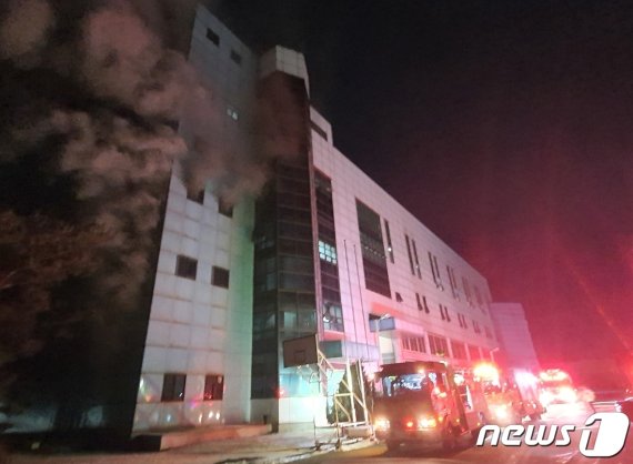 8일 새벽 인천시 부평구 신부평변전소에서 화재가 발생해 검은 연기가 치솟고 있다.(인천부평소방서제공) 2021.1.8/뉴스1 © News1 정진욱 기자