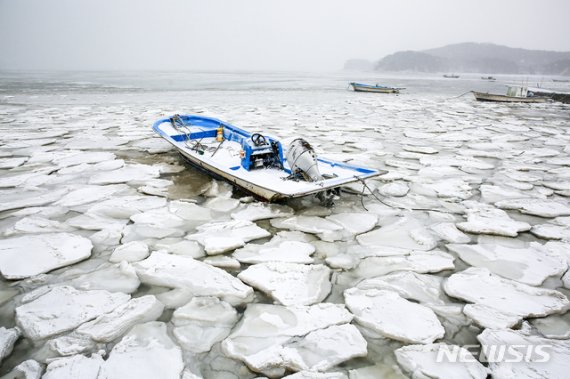 [서산=뉴시스]동장군의 맹추위 위용에 얼어 붙은 바다위에 오도가지도 못하는 묶여 있는 선박(사진=서산시) /사진=뉴시스