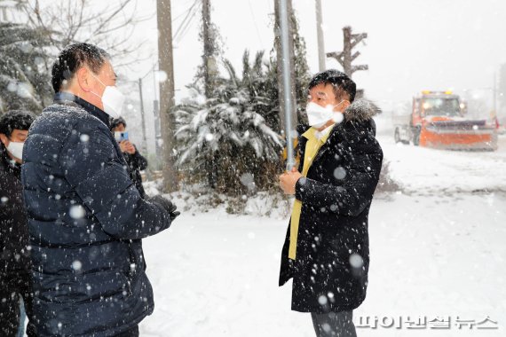 제주시 평화로 무수천사거리 제설작업 현장점검에 나선 원희룡 제주도지사