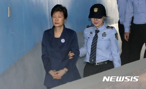 박근혜 前대통령 코로나 검사.. 확진자와 밀접 접촉