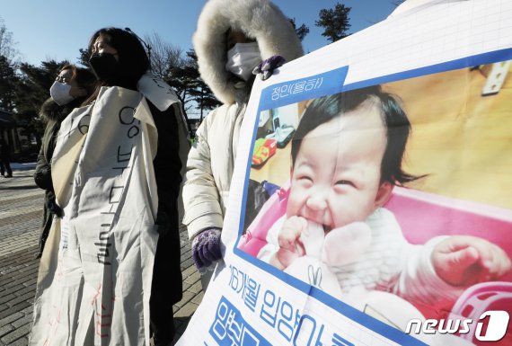 '정인이 사건' 살인죄 기소 요구 거세...檢 판단 주목