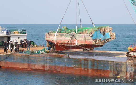 4일 제주 해상에서 전복사고가 발생한 어선 32명민호(39톤·한림선적)의 선미(배 뒷부분) 인양 작업이 완료됐다. 2021.1.4 /사진=fnDB