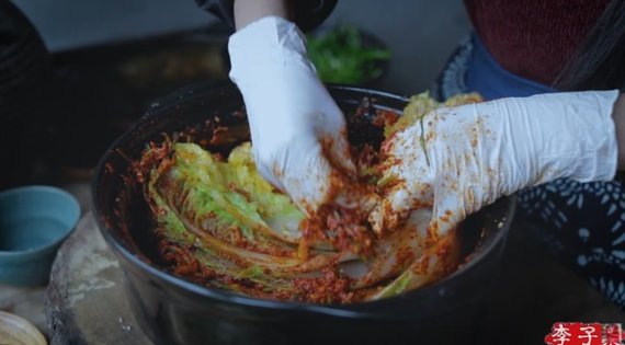 중국의 유명 유튜버가 김장하는 동영상을 올리고는 '중국 음식'으로 소개해 논란이 되고 있다. 사진은 유튜버 리쯔치(李子柒) 동영상 갈무리 /사진=뉴시스