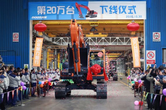 두산인프라코어가 지난해 중국 진출 해외기업 최초로 굴착기 누적 생산 20만대를 돌파해 개최한 기념식 모습이다.