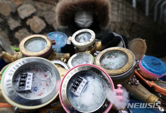 한파에 계량기동파 7500건..20m '거대 고드름'까지