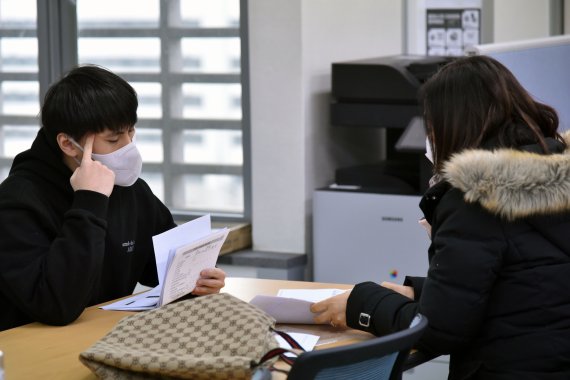 소상공인과 고용 취약계층 대상 3차 재난지원금이 11일부터 지급되는 가운데 서울 양평동 소상공인진흥공단 서부센터에 지원금 문의를 위해 소상공인들이 상담을 하고 있다. 사진=서동일 기자