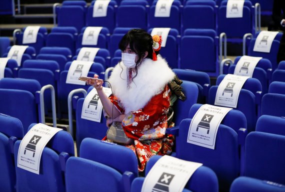 일본의 한 여성이 마스크를 쓰고 앉아 있다.(사진은 기사와 직접적인 연관이 없음) /사진=로이터뉴스1