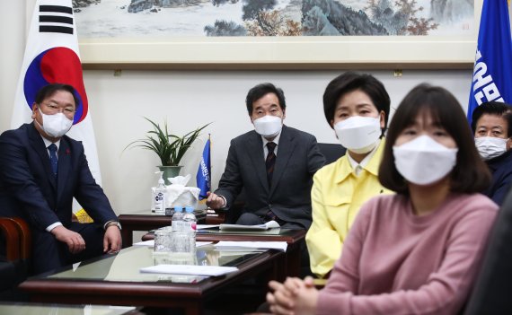 11일 오전 더불어민주당 당대표실에서 이낙연 대표와 김태년 원내대표 등 당지도부들이 문재인 대통령의 '2021년 신년사'를 시청하고 있다.사진=박범준 기자