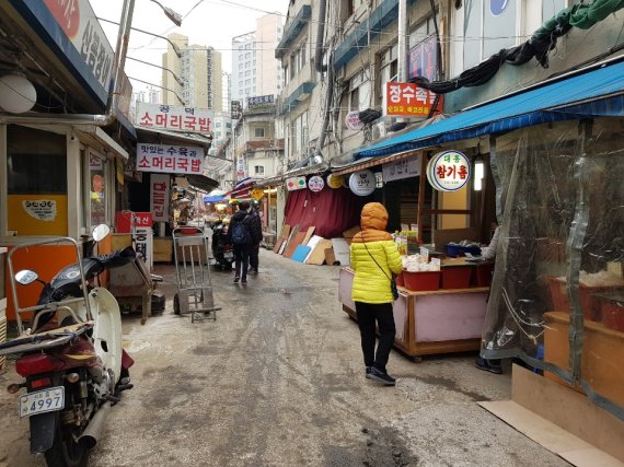 11일 서울 마포구 소재 한 재래시장은 코로나19 여파로 방문객이 줄어 한산한 분위기였다. /사진=윤홍집 기자