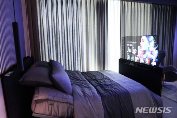 [서울=뉴시스] LG디스플레이 투명 OLED가 적용된 스마트 베드 (제공=LGD)