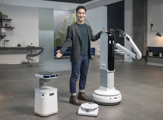삼성전자 승현준 사장(삼성리서치 소장)이 CES 2021 삼성 프레스컨퍼런스에서 '삼성봇™ 케어', '제트봇 AI', '삼성봇™ 핸디'(왼쪽부터)를 소개하고 있다.