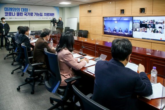 더불어민주당 이낙연 대표가 12일 국회 의원회관에서 열린 코로나치료제 개발현황 점검간담회에 참석해 의약업체이 발제를 듣고 있다. 사진=서동일 기자