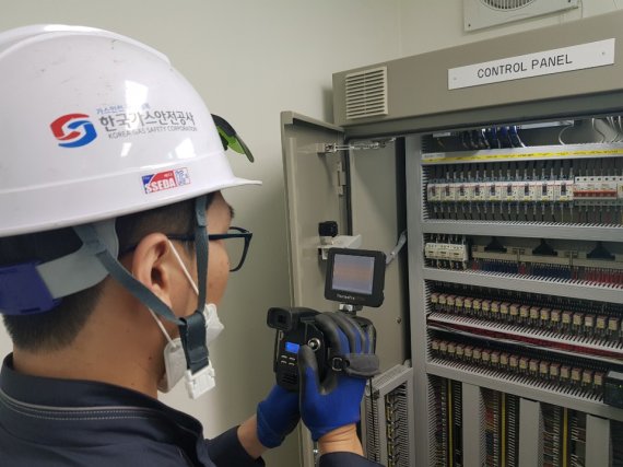 한국가스안전공사 직원이 수소충전소에서 정밀안전진단을 실시하고 있다. 가스안전공사는 지난해 6월 수소안전 전담기관으로 지정됐다.