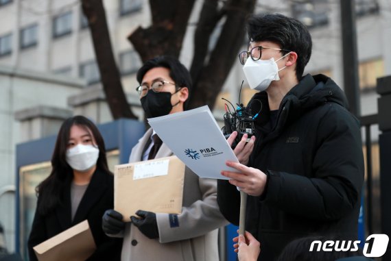 박주형 필라테스·피트니스 사업자 연맹 대표와 변호인들이 12일 오전 마포구 서울서부지방법원 앞에서 국가를 상대로 2차 집단소송을 앞두고 기자회견을 하고 있다. /사진=뉴스1