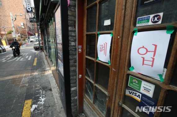 지난 1월 12일 서울 용산구 이태원 거리 한 점포에 폐업을 알리는 안내문이 붙어 있다. /사진=뉴시스