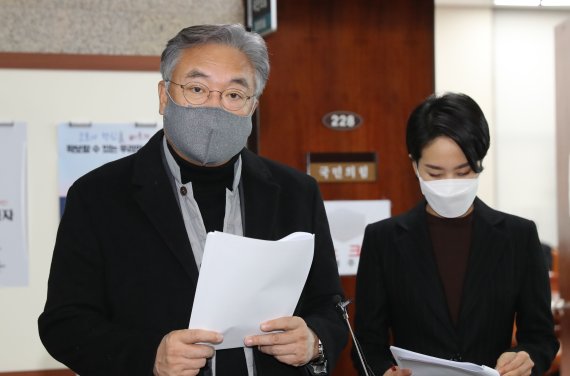 국민의힘 정진석 공천관리위원장(왼쪽). 사진=서동일 기자