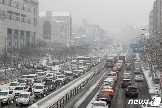 '폭설 우려, 서울시 선제 '제설2단계' 격상..."대중교통 증회 운행"