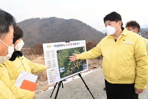 이한규 경기도 행정2부지사 12일 연천군 아프리카돼지열병(ASF) 차단방역 현장점검. 사진제공=경기북부청