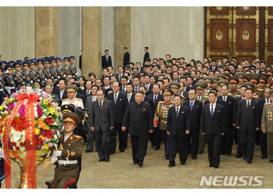 [서울=뉴시스]박진희 기자 = 북한 노동신문은 12일 제8기 당중앙지도기관 성원들과 함께 금수산태양궁전을 찾았다고 13일 보도했다. 김 총비서 바로 오른편에 조용원 당 중앙위원회 비서가 서 있다. 2021.01.13. (사진=노동신문 캡쳐) photo@newsis.com /사진=뉴시스