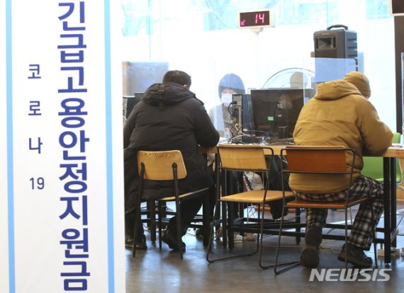 긴급고용안정지원금(3차 재난지원금) 신청 및 지급 첫날인 지난 11일 오전 서울 중구 서울고용노동청에서 특수형태고용노동자, 프리랜서 등이 신청 접수를 하고 있다. 사진=뉴시스