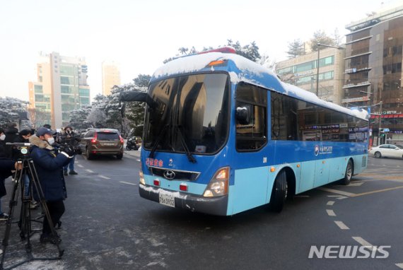 학대 받아 숨진 것으로 알려진 정인이 양부모에 대한 첫 재판이 열리는 13일 오전 서울 양천구 서울남부지방검찰청에 법무부 호송차량이 들어오고 있다. /사진=뉴시스화상