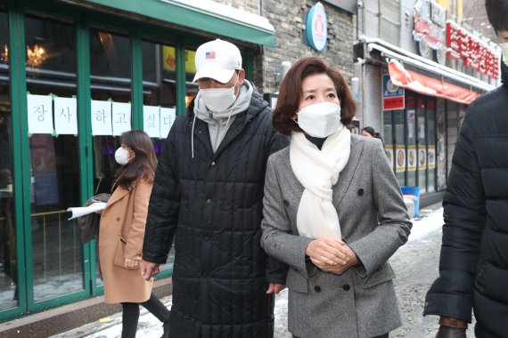 나경원 국민의힘 전 의원이 13일 서울 용산구 이태원동 먹자골목 일대에서 서울시장 재도전에 나섰다. 신종 코로나바이러스 감염증(코로나19) 사태로 인한 소상공인 생계 문제와 서울의 경기침체 해결 의지를 강조하고자 이태원 먹자골목을 출마 장소로 택했다. 나 후보가 출마 선언에 앞서 상인들과 이야기하고 있다. /국회사진기자단