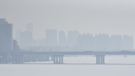 오늘 서울과 경기 등 수도권 지역 미세먼지가 '나쁨' 수준을 보이고 있다. 서울 서강대교에서 바라본 여의도 일대가 뿌옇게 보이고 있다. /사진=서동일 기자